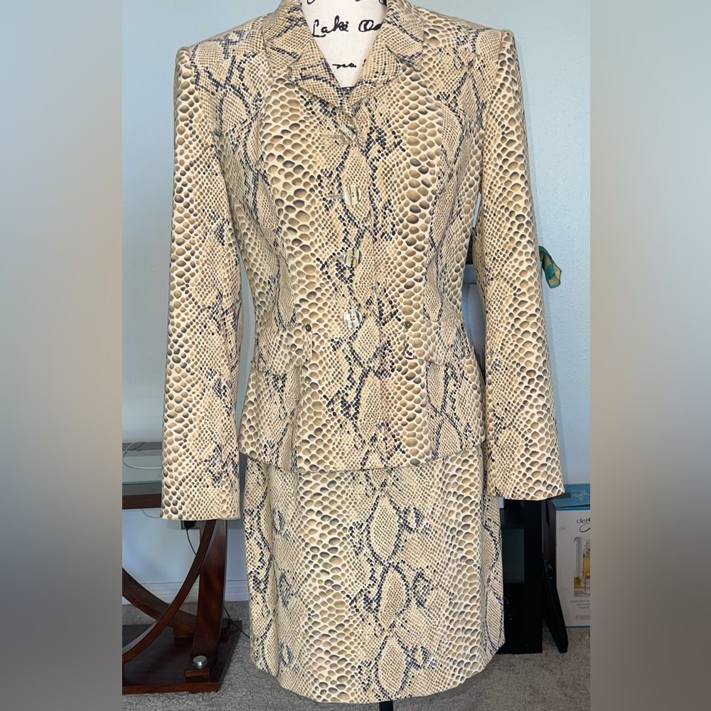 Alberto Makali - Snake-Print Tailored Blazer  and Skirt Set in Size 8 - Picture 3 of 16